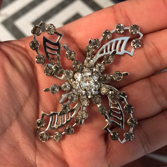 Jewelry - ✨ Host Pick ✨ Vintage silver tone rhinestone brooch ❤️